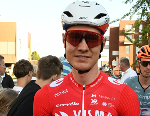 WILCO KELDERMAN IN ROOD WIT BLAUW ONDER MOEIERBOOM