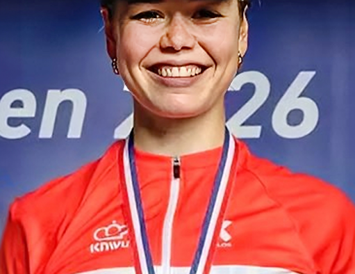 LIEKE NOOIJEN IN ROOD WIT BLAUW ONDER MOEIERBOOM